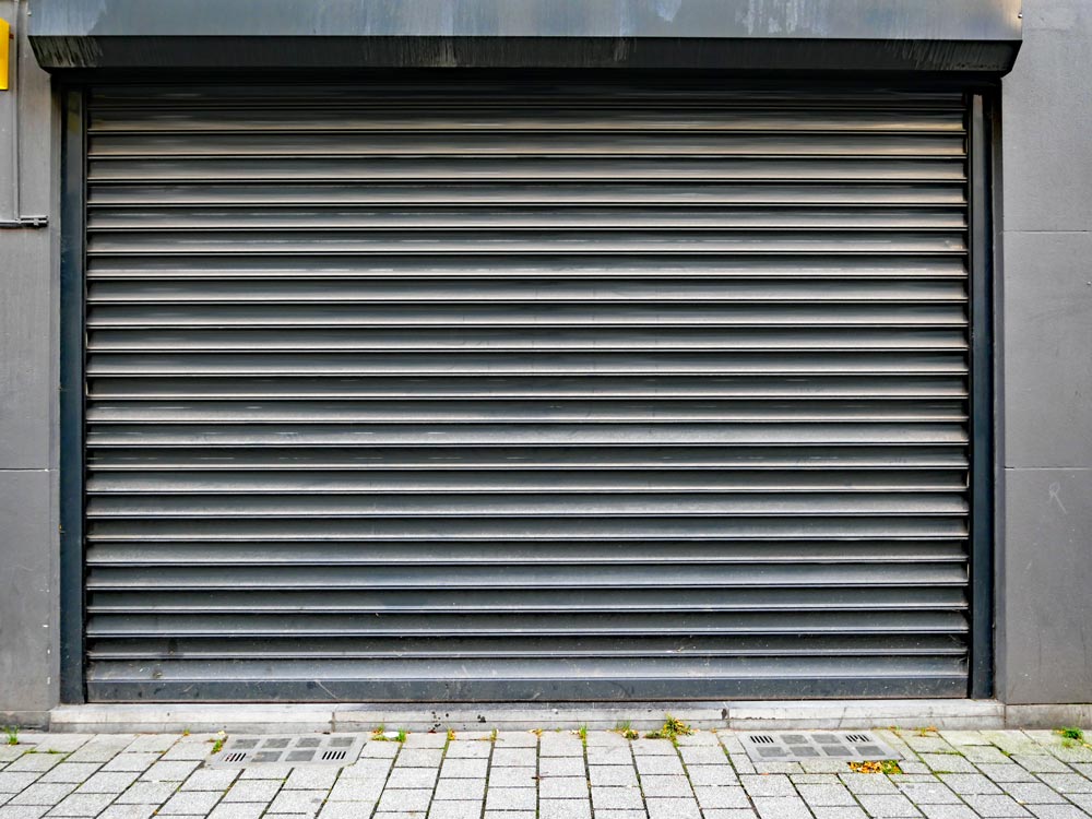 Stängd garagedörr i grått